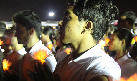 浴佛典禮開始，全體會眾唱誦〈開經偈〉，八十五位尼泊爾籍客工們儘管聽不懂經文，也跟著雙手合十端捧蓮花心燈，沉澱心靈。【攝影者：傅燕虹】