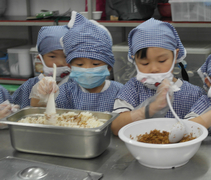 五歲班的小朋友是負責煮被暱稱為「師公飯」的薑飯，和準備鹹豆腐，讓孩子們了解師太上人的簡樸生活，吃的食物也很簡單。【攝影者：劉燕燕】