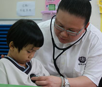 蔡美萍醫師細心地為張芷琴小朋友進行胸腔聽診。【攝影者：顏美芬】