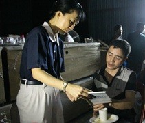 慈濟志工與越南籍勞工分享越南語版的《靜思語》。【攝影者：許薇盈（懿礽）】