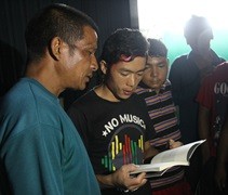 尼泊爾籍勞工一起閱讀尼泊爾語版《靜思語》。【攝影者：許薇盈（懿礽）】