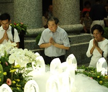 民眾虔誠禮佛足、接花香。【攝影者：何義雄（誠瓛）】