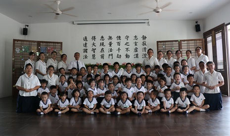 浴佛典禮結束後，吉打慈濟幼兒園小朋友與老師的合照。【攝影者：許薇盈（懿礽）】