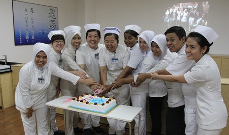 洗腎中心的護士們歡喜地切蛋糕慶祝「國際護士節」。【攝影者：尤靜蓓】