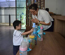 幼兒們將自己的奶瓶撲滿捐出來給尼泊爾地震的災民。【攝影者：許證勝（濟韡）】