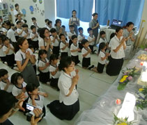 浴佛典禮尾聲，大愛媽媽、老師及孩子們都虔誠地祈禱，祈求天下無災無難。【攝影者：張美萱】