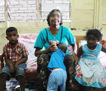 烏巴賽幫鄰居照顧小孩子，每個月有150令吉的收入。圖為烏巴賽與她所照顧的孩子們。【攝影者：杜慮晞】