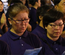 過去的五年，楊明碹（中）為了照顧罹患腎病的先生和家婆，從未參與過慈濟的浴佛典禮。今年4月先生往生，楊明碹把握因緣，帶著先生的愛參與浴佛典禮。【攝影者：黃春光】