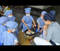 五歲的孩子們在大愛媽媽的帶領下，學習炒師太飯，從中了解師太上人早期的簡樸生活。【攝影者：許淑芬】
