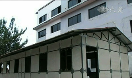 馬來西亞團隊的簡易教室樣品屋已經於六月九號完工，蓋好之後，受到尼國教育單位的讚揚，認為合乎官方標準。