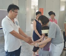 考驗默契時間到！被曚上雙眼的小朋友，僅能以雙手觸摸感受與默契，尋找自己的父母。【攝影者：鄭裕縑】