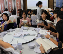 現場以教育心靈相關書籍，與教育工作者們結緣。【攝影者：朱敏】