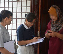慈濟志工登門訪視，慰問鄉親。【攝影者：郭健祿（濟恕）】