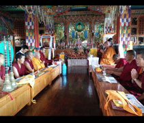 Tashi Chhime Gachal修道院裡的比丘尼虔誠地在為臺灣八仙粉塵爆炸事件誦經祈福。【攝影者：蔡慈岑】