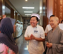 腎友哈麗瑪對德勷師父說：『請代我們轉達，我們這里所有人都很感恩上人。』由護士長黃麗珠（慈沇）翻譯。【攝影者：顏良式】