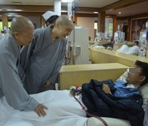 德唸師父（左）德勷師父（右）關懷腎友。【攝影者：林美宏（慈致）】