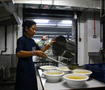 隊輔媽媽為學員們盛愛心湯。