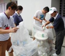 村民協助志工把環保物分類。【攝影者：鍾智強】