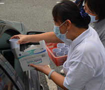 志工也為等待接送孩子放學回家的校車司機，以及家長們，獻上愛心口罩和涼茶。【攝影者：王維信】