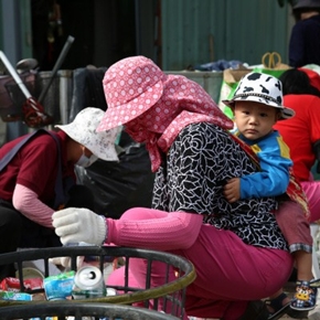 證嚴上人感恩環保志工「守志奉道,其道甚大」,數十年如一日為人世間付出,「沒有叫他,他也會自動做『不請之師』,這就是人生的生命價值不空過,分秒不空過。臺灣總是這麼可愛,有這麼多善與愛的菩薩,疼惜大地、愛惜大地。」(攝影:楊東昇)