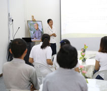 黃月柳老師和小朋友們的家長用《現代二十四孝》裡的一則短文和家長分享孝道的故事。【攝影者：邢薇薇】