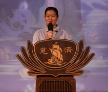 悠樺師姊分享自己曾經是很活躍的慈青，不過結婚後都把心都放在家裡，卻因而跟丈夫經常吵架。丈夫鼓勵她再次參與慈濟活動。到台灣，看見上人之後，感的非常懺悔，因為當初一直說隨緣，直到現在發願授證，找回出發心。【攝影者：郭誠健】