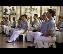 準慈誠委員們把握因緣，準備回心靈的故鄉前先到靜思堂精進。【攝影者：郭誠健】