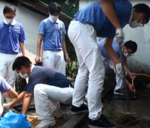 一組學員協助一家無法自理居家環境的照顧戶大掃除，有的洗刷地板和牆壁、有的擦窗、有的填補已破損的地板，大家都法喜付出。【錄影者：黃良軒】