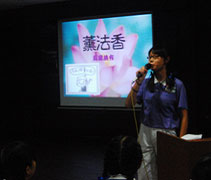 課程組夥伴林妙馨向大家介紹「薰法香」後，大家恭聽證嚴上人開示，透過聞法，開啟新的一天。【攝影者：徐英倡】