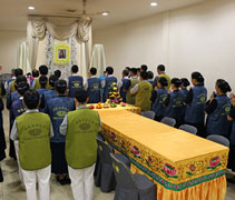 新山慈濟志工於十三日早上開始關懷家屬，經家屬同意，於十四日晚上八點安排助念，近四十五位志工出席。【攝影者：陳志財（濟庭）】