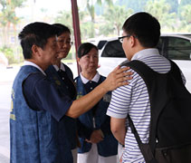 到了火化場，慈濟志工陪伴筱倩的先生，給他心靈上的膚慰。【攝影者：陳志財（濟庭）】