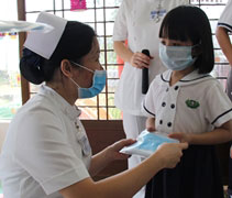 護理師貼心送上口罩，叮嚀外出時記得戴上口罩。【攝影：尤靜蓓】