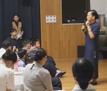 蘭莪靜思書軒負責人許秀芬師姐被邀請上台發表對這一屆人文學校畢業生的畢業感言。【攝影者：丘笑菱】