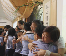 《路要自己走》一曲結束，父母和小朋友笑着、哭着，互相擁抱，場面非常感人。【攝影者：丘笑菱】