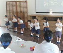 吉打慈濟幼兒園的小朋友為前來巡禮的學員們表演手語。【攝影者：何翊斌】