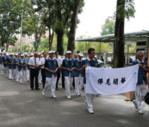 雖然是工作日，也有七十八位志工送別秀屏老師，期望她【花開見佛】。【攝影者：王榮源】