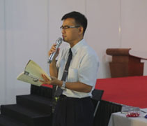葉濟慇師兄給現場觀眾隨緣翻開《以孝為本》這本書其中一頁，然後讀取其中一段文字，跟觀眾分享那段文字中對孝道的詮釋。【攝影者：邢薇薇】