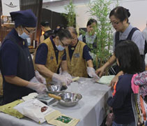 每天中午時分淨斯團隊都會製作一種糕點，如淨斯軟糖、古早味青糕、麥片巧克力球、飯糰，推廣淨斯食品。許多老菩薩都不辭勞苦的在淨斯食品上付出，努力推廣淨斯食品。【攝影者：邢薇薇】