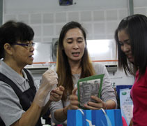怡保的人文志工們以淨斯產品製成可口又精緻的小點心讓參與法會的大德品嚐。【攝影者：鍾智強】