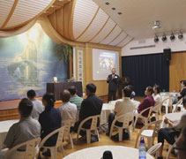 來聽陳吉民醫生關於大愛無國界的賑災的大德們坐滿了人文講堂，大家都對能在前線為災民付出的醫務人員、志工的工作既好奇又崇拜，非常感恩陳吉民醫生能到人文講堂做分享。【攝影者：邢薇薇】
