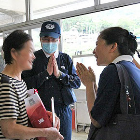不論是天災或人禍,慈濟志工總是無所求付出,上人開示:「慈濟人那一分的愛,也就是福從做中得歡喜,大家很甘願做,做得很歡喜,可以善解怎樣讓苦難人可以穩定他的心,他的生活,穩定他的環境。」(攝影者:黃永賢)