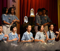 二十六位慈少為大家表演手語〈人間有愛〉。【攝影者：周達源】