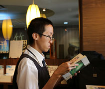 愛看書的張仁豪，總會忙裡偷閒，翻閱靜思書籍，也樂於向民眾分享。【攝影者：顏如艷】