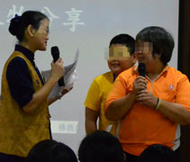 百合花園共修處場次，李女士（右一）因需上班，家人年老多病，無暇打掃屋子，志工前來進行大掃除，她感動哽咽道：「認識你們，是我們的福氣，因為從來沒有人這樣幫忙我們。」【攝影者：黃綉英（慈錦）】