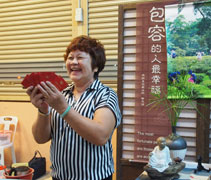 已第十一年參加的我吳亞月女士把上人的福慧紅包當傳家寶。「這是代表時時刻刻帶著上人的祝福。我每一年都要來！」【攝影者：黎明慧】