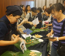 志工巧用靜思產品製作各式美味的糕點讓大德品嘗藉以推廣靜思產品。【攝影者：譚業】