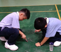 法會后，慈幼不落人後，清理地上的蠟燭，確保場地還原。【攝影者：倪葉芯】