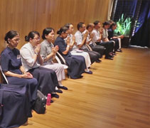 分享會接近尾聲，葉師兄播放《心中的聲音》時，鼓勵民眾雙手合十，閉起眼睛，感受那首歌的意境，讓大家靜心回首過往，為父母祈禱，感恩父母養育之恩。【攝影者：邢薇薇】