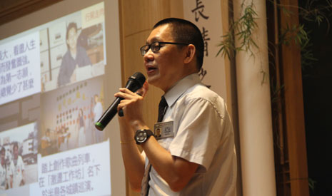任海文師兄在「黑暗中有正能量」分享會中，誠懇、無私的跟大家分享了自己的一生中精彩的經歷，如短期出家、認識慈濟的過程、工作上人事變遷。【攝影者：何紫瑗】