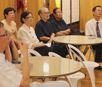 慈濟志工和民眾都認真聆聽曾女士的指導，火災總是無預警的發生，學習防火知識，可在火患時冷靜處理，往往是危急時的救命關鍵。【攝影者：邢薇薇】